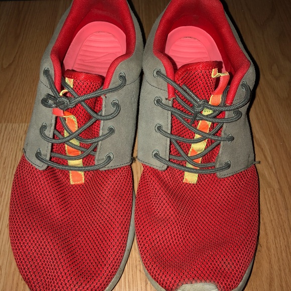 Used Nike roshe size 10.5 - Picture 1 of 6